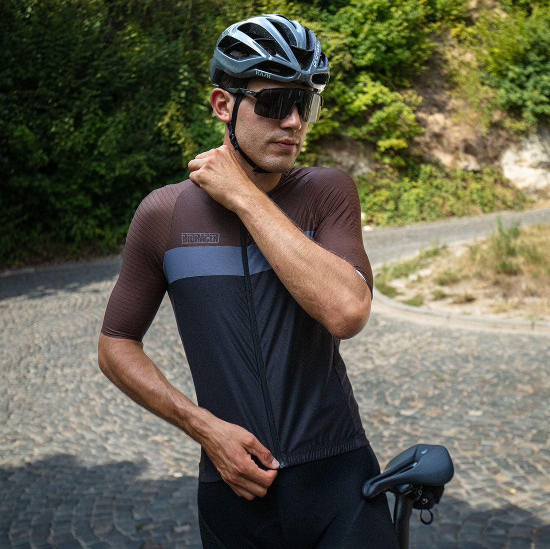 Male cyclist wearing the Men’s Jersey