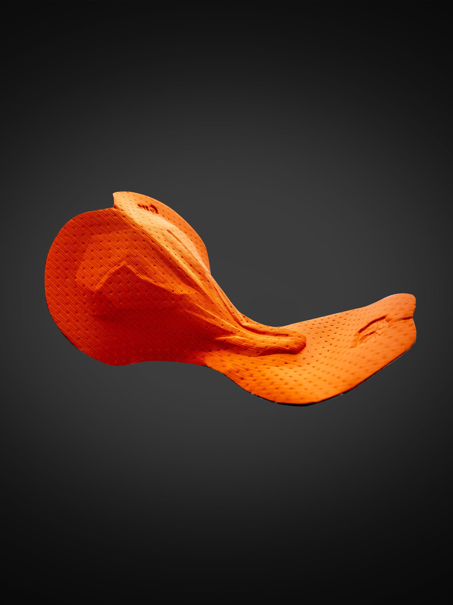 Alt‑tekst:
Close‑up of Bioracer Wave cycling pad featuring 3D anatomically molded shape, high‑density zones, and EVAPOR multi‑density foam