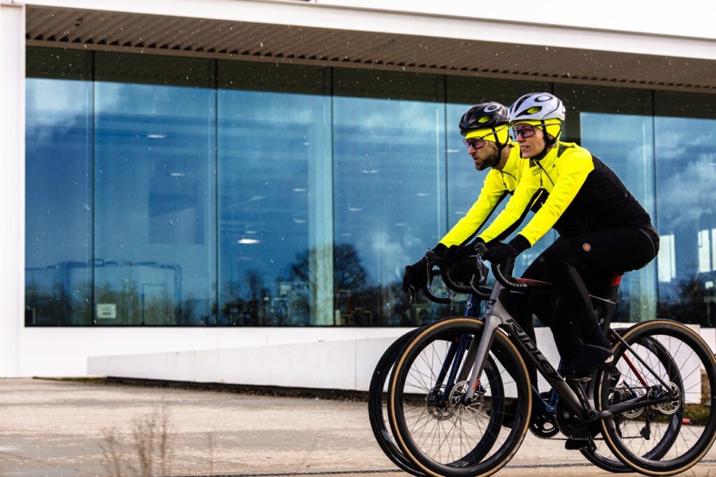 2 cyclists who is commuting to work with cycling apparel from bioracer