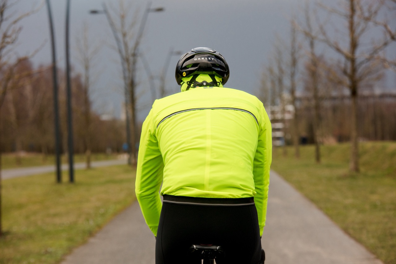 Cyclist who is commuting to work with cycling apparel from bioracer