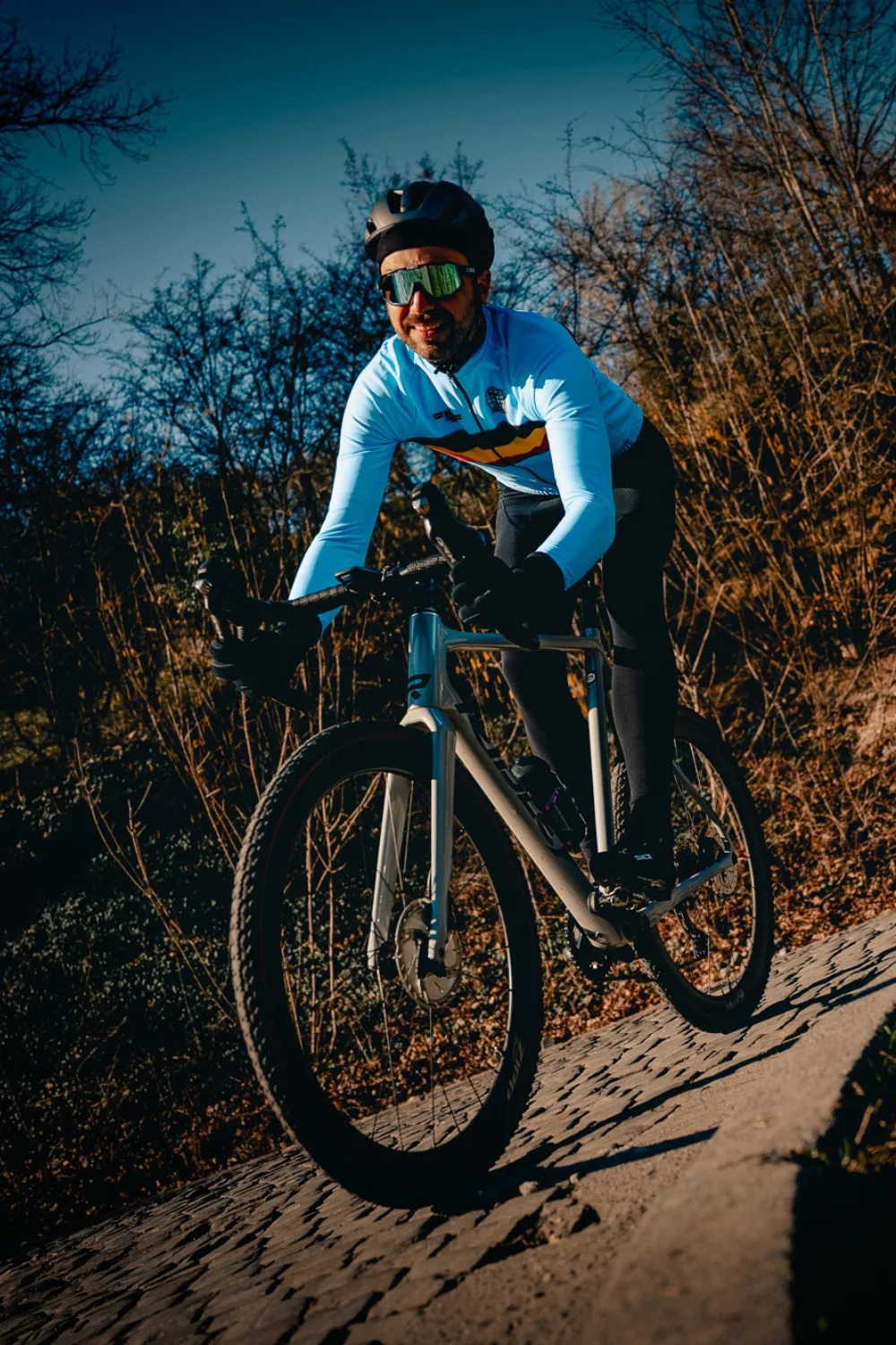 ciclista belga tomando una curva